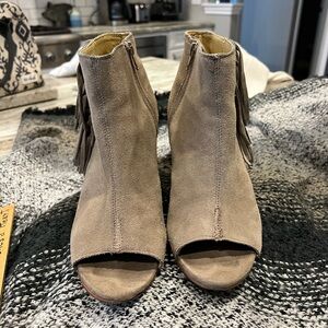 Women’s size 9 Kensie brand bootie tan-suede (leather upper) fringe